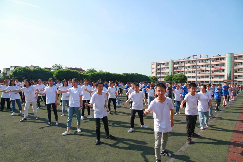 壯觀！三千多學(xué)生在江安中學(xué)運動場比賽打太極