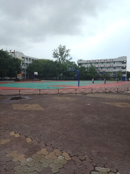 地處內(nèi)江市東興區(qū)郭北鎮(zhèn)。學(xué)校依山傍水，位于清流河畔，獅子山腳下。五十多年來，以其優(yōu)良的校風(fēng)、教風(fēng)、學(xué)風(fēng)、社會(huì)形象和獨(dú)特的辦學(xué)風(fēng)格，被評(píng)為“內(nèi)江市示范性高中”、“內(nèi)江市校風(fēng)示范?！薄ⅰ皟?nèi)江市最佳文明單位”、“內(nèi)江市辦學(xué)水平督導(dǎo)評(píng)估優(yōu)秀學(xué)?！?、“內(nèi)江市體育傳統(tǒng)項(xiàng)目學(xué)校”、“內(nèi)江市德育工作先進(jìn)學(xué)?！?、“內(nèi)江市和諧校園”。