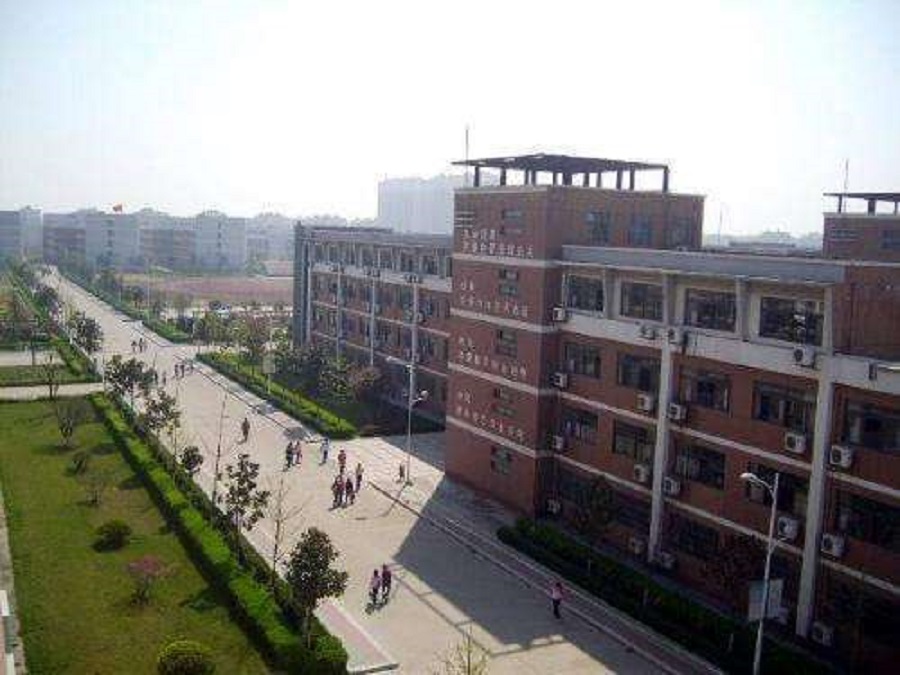 都江堰中學(xué)聯(lián)系電話是多少？