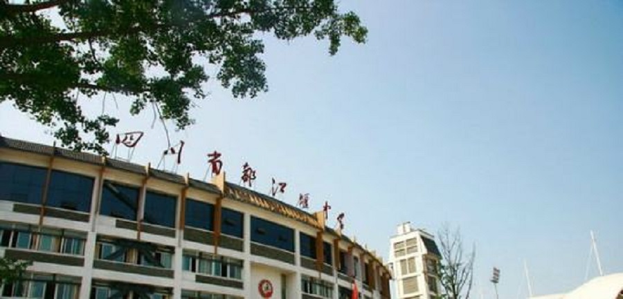 都江堰中學(xué)校園環(huán)境怎么樣？