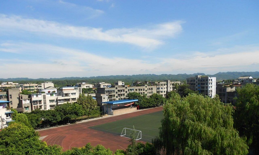 青神中學(xué)校園環(huán)境好不好？