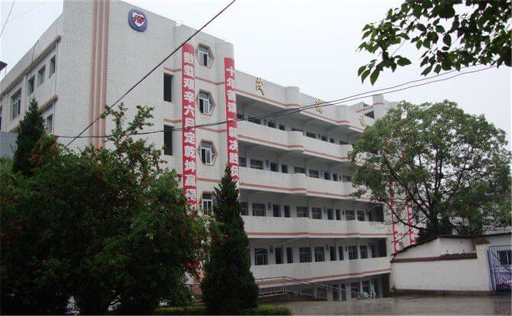 平昌中學(xué)學(xué)校詳細(xì)地址在什么地方？