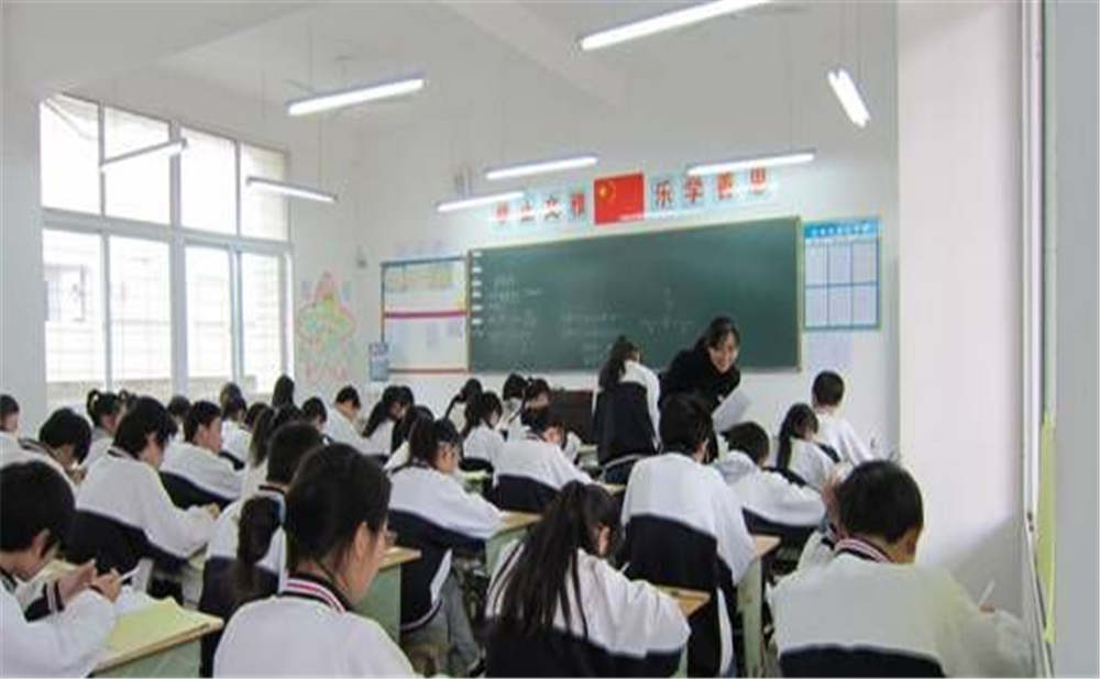 鼎山中學(xué)2020年學(xué)校學(xué)費(fèi)多少錢一年？