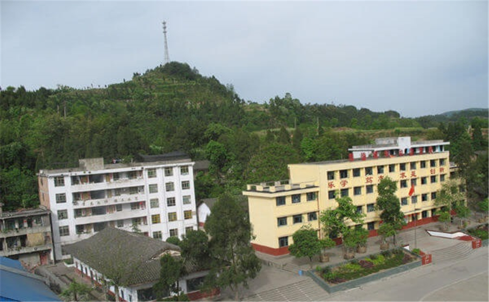 巴州區(qū)茶壩中學學校環(huán)境怎么樣？