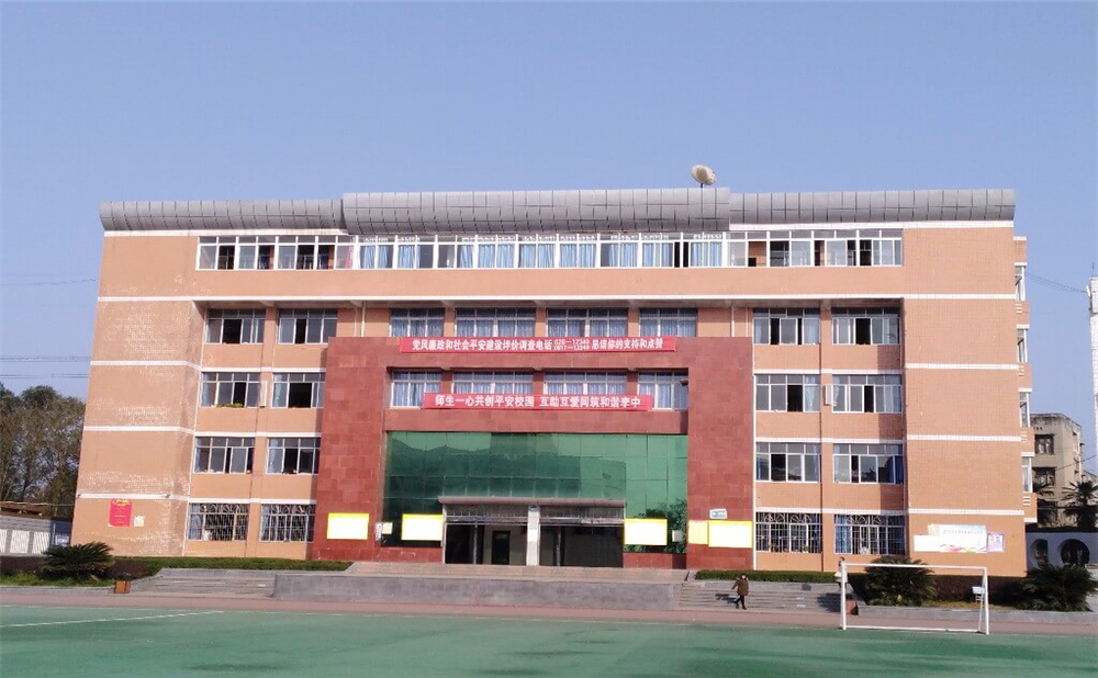 南充市李渡中學學校環(huán)境怎么樣？