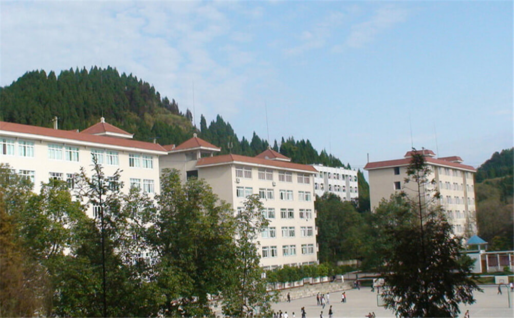 建興中學學校環(huán)境怎么樣？