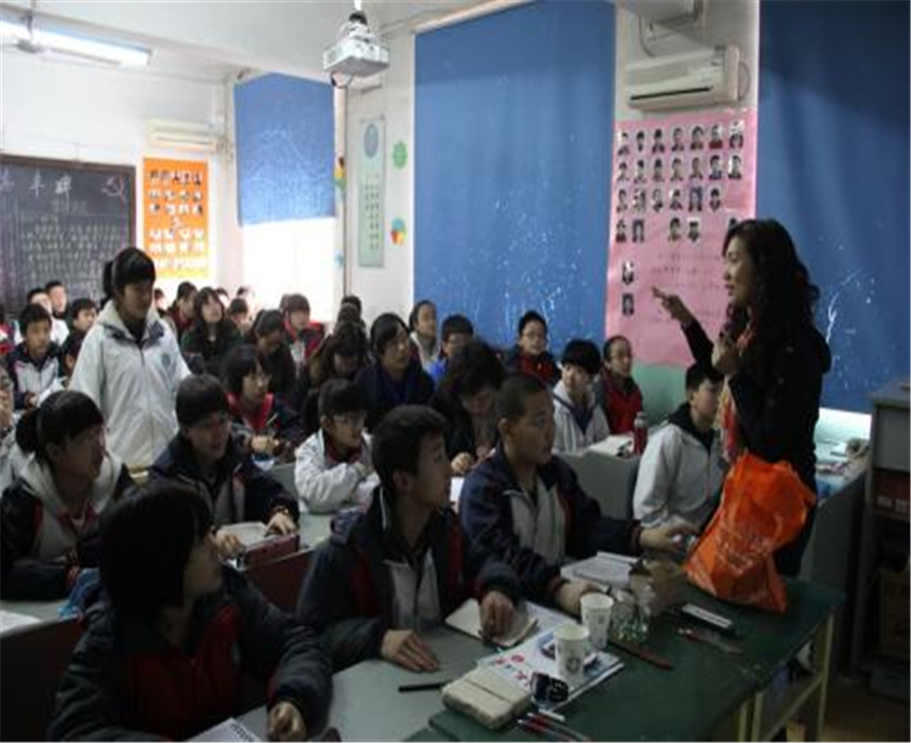 西昌市第四中學(xué)2020年學(xué)校學(xué)費(fèi)多少錢一年？