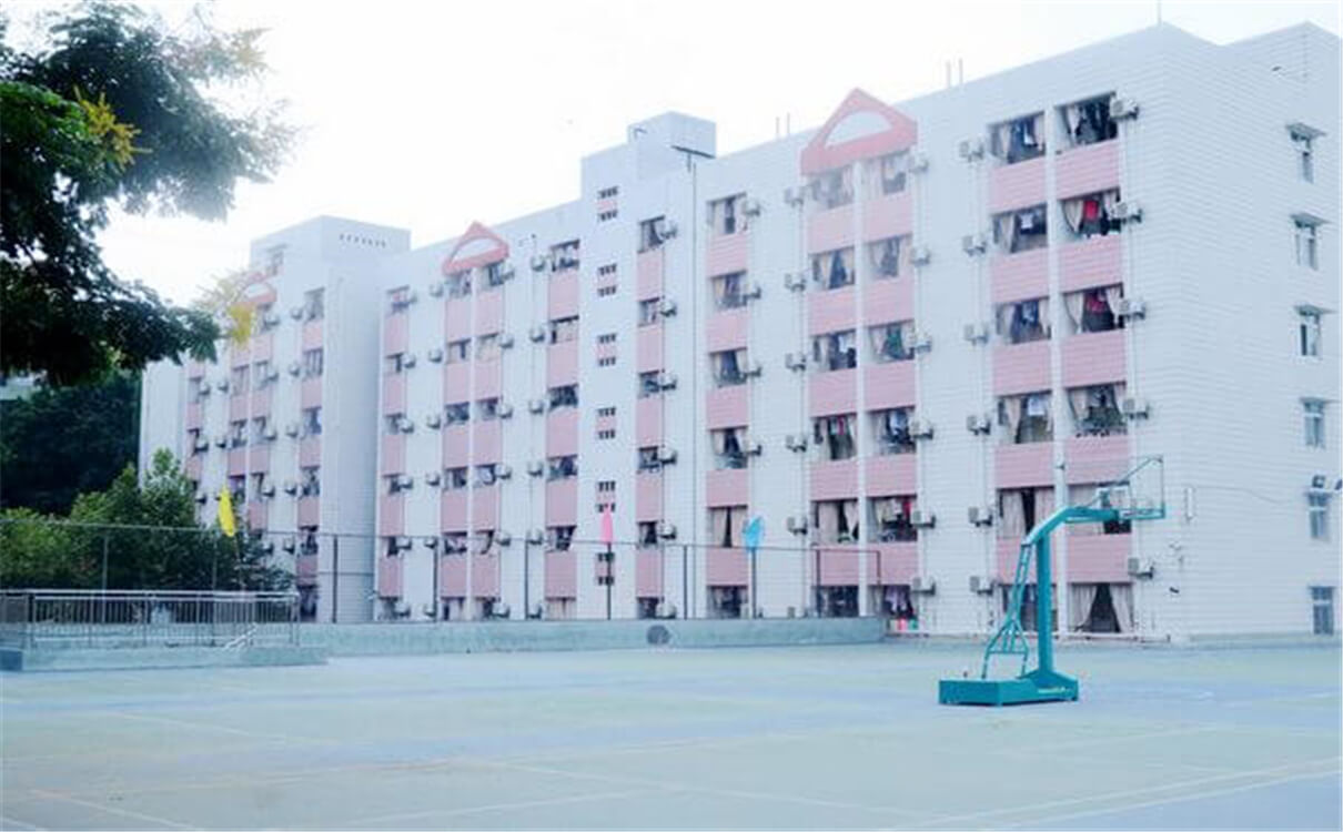 西南交通大學附屬中學每年的學費多少錢？