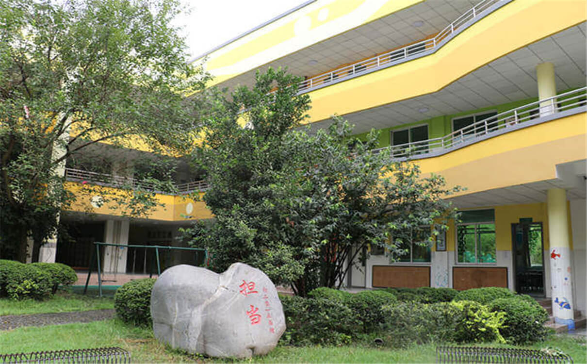 北大附中成都為明學(xué)校每年的學(xué)費(fèi)是多少錢？