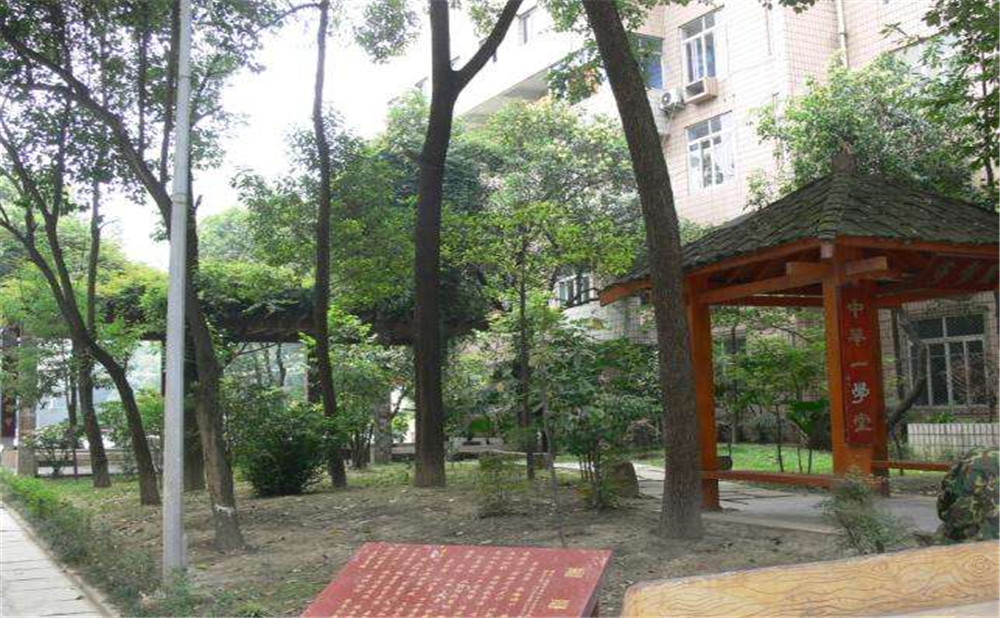 石室聯(lián)合中學蜀華分校外招生一年的學費是多少？