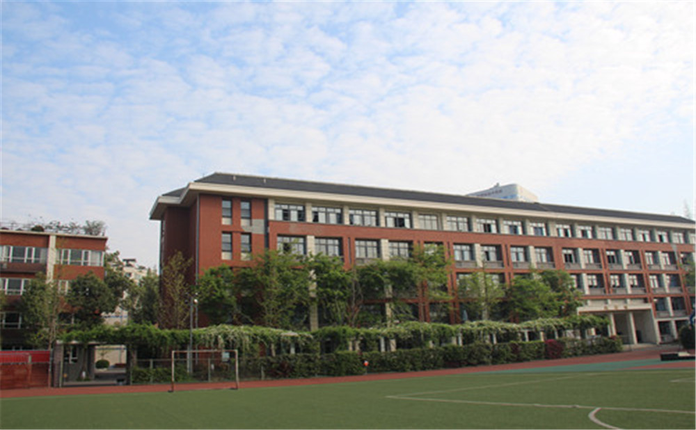 成都七中八一學(xué)校一年的學(xué)費是多少？