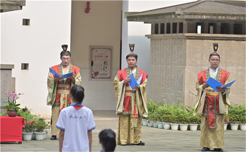 成都七中萬達(dá)一年的學(xué)費(fèi)是多少？