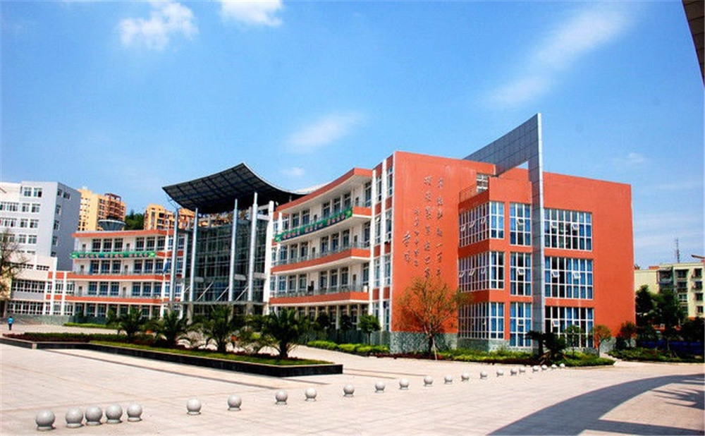 簡陽中學(xué)每年的學(xué)費(fèi)是多少？