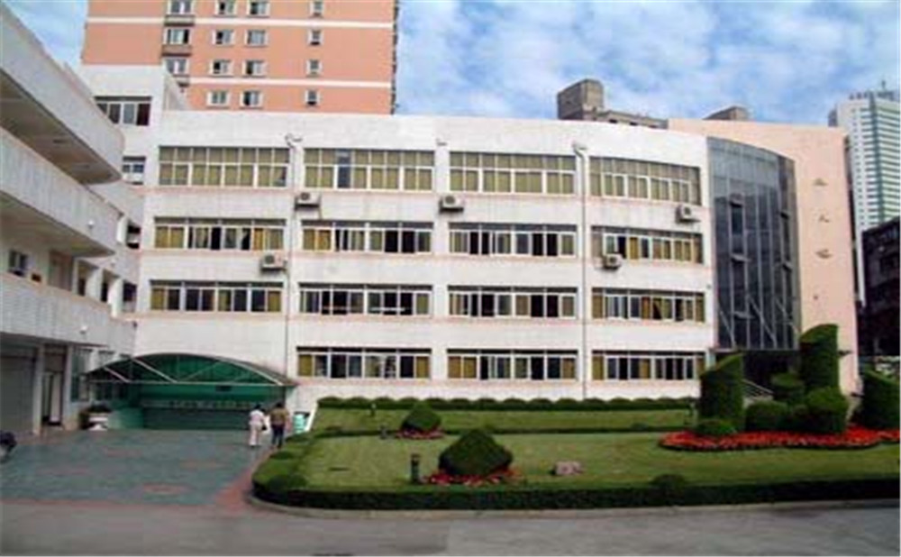 成都市鹽道街中學(xué)外招生一年的學(xué)費(fèi)是多少？