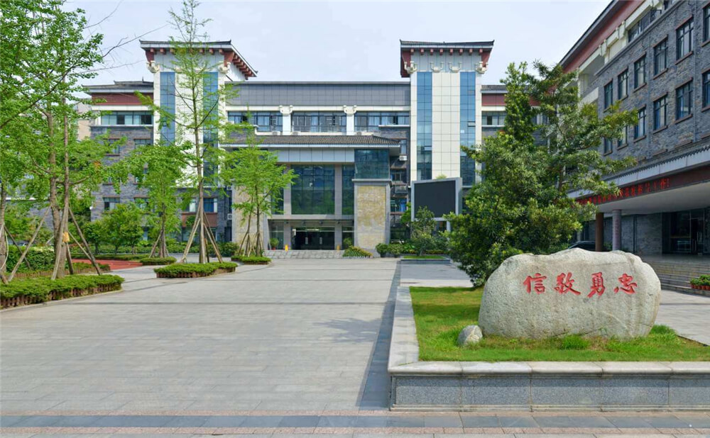 成都市西北中學(xué)外招生一年的學(xué)費(fèi)是多少錢？