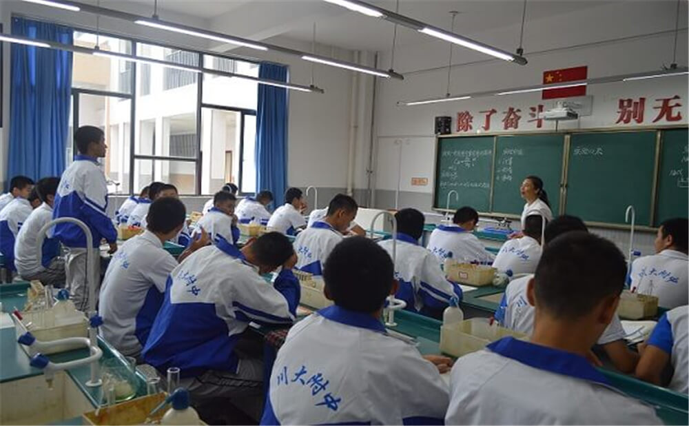 四川大學(xué)附屬中學(xué)外招生一年的學(xué)費(fèi)是多少錢(qián)？