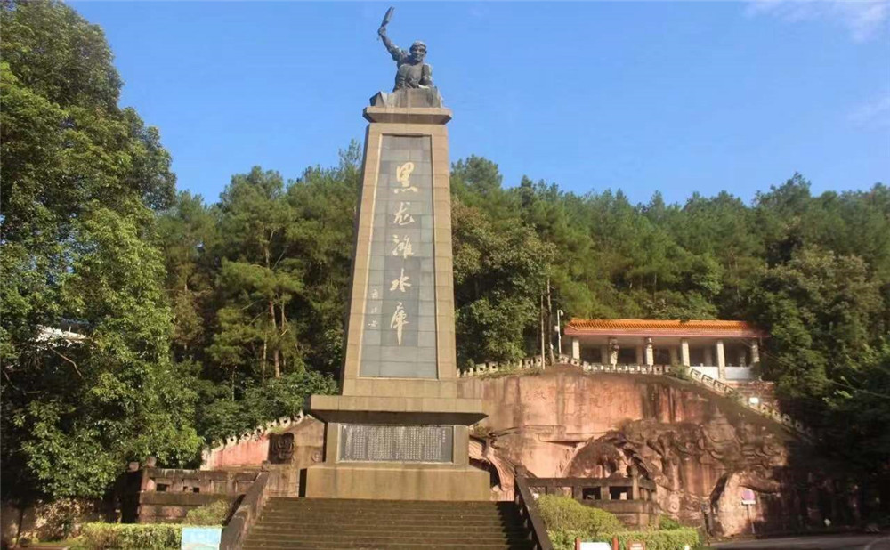 成都石室中學(xué)每年學(xué)費(fèi)多少？