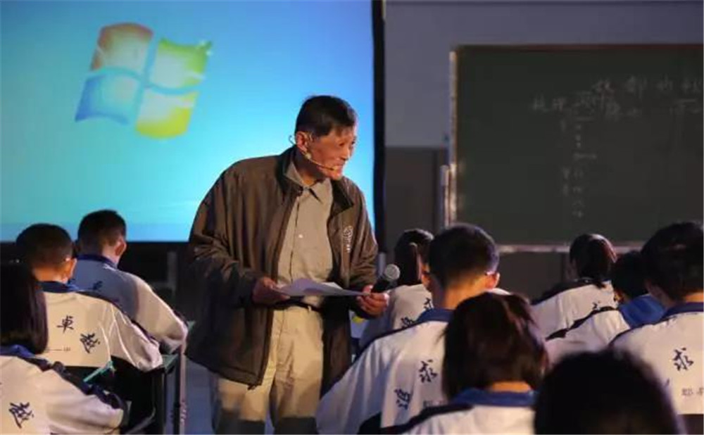 郫縣一中外招生一年的學(xué)費是多少？