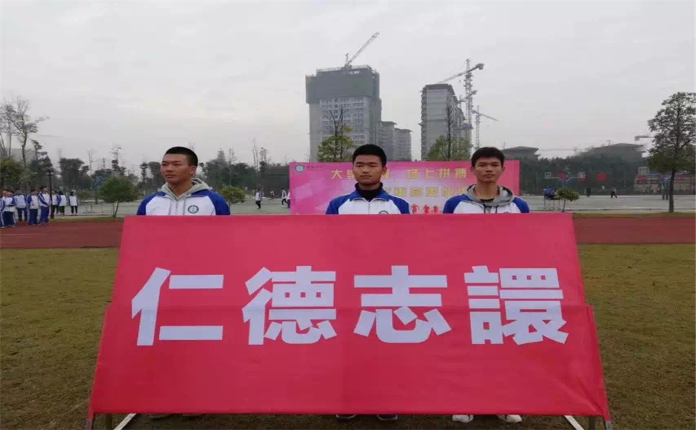 棠湖中學(xué)每年學(xué)費是多少？