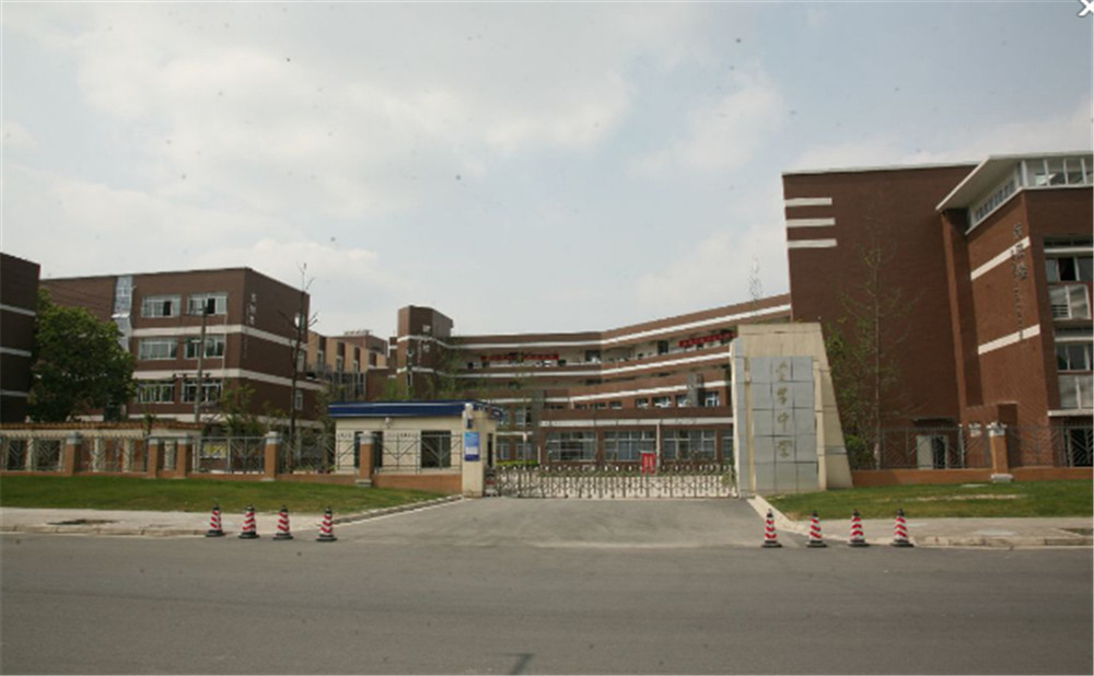 金牛中學(xué)的學(xué)費(fèi)是多少？