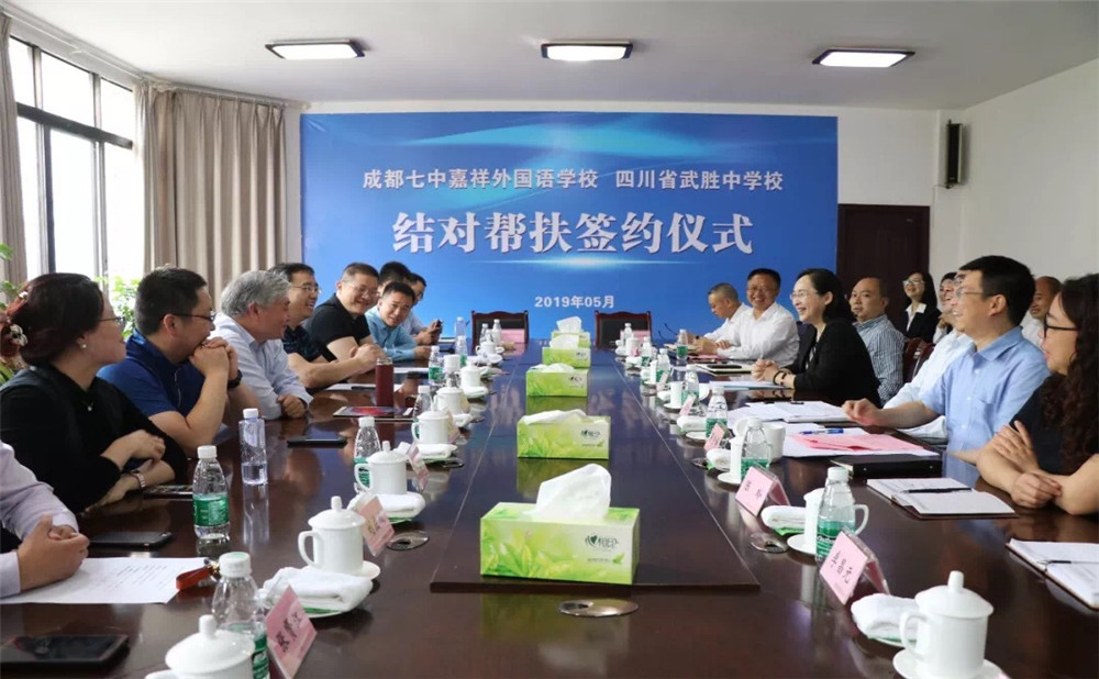 成都七中嘉祥外國語學(xué)校一年的學(xué)費(fèi)是多少？
