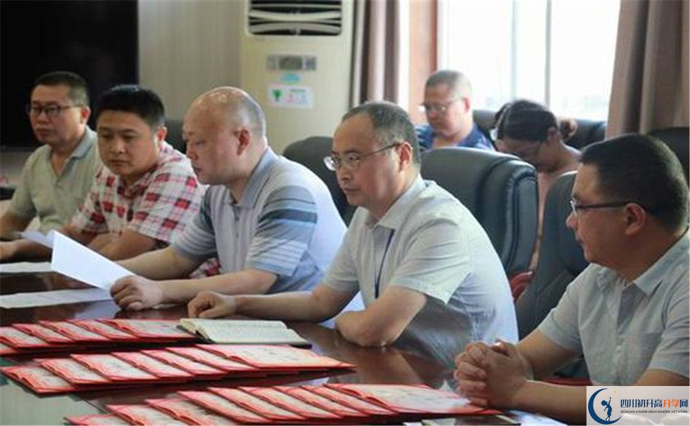 大邑縣實(shí)驗(yàn)中學(xué)高中一年的學(xué)費(fèi)是多少？
