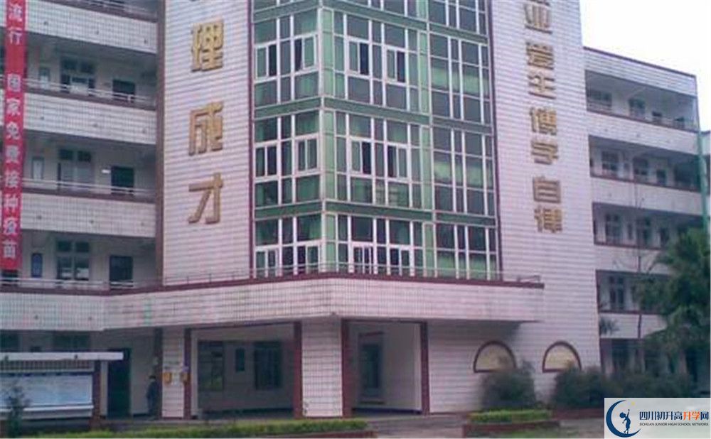 青白江中學高中部錄取分數(shù)是多少？