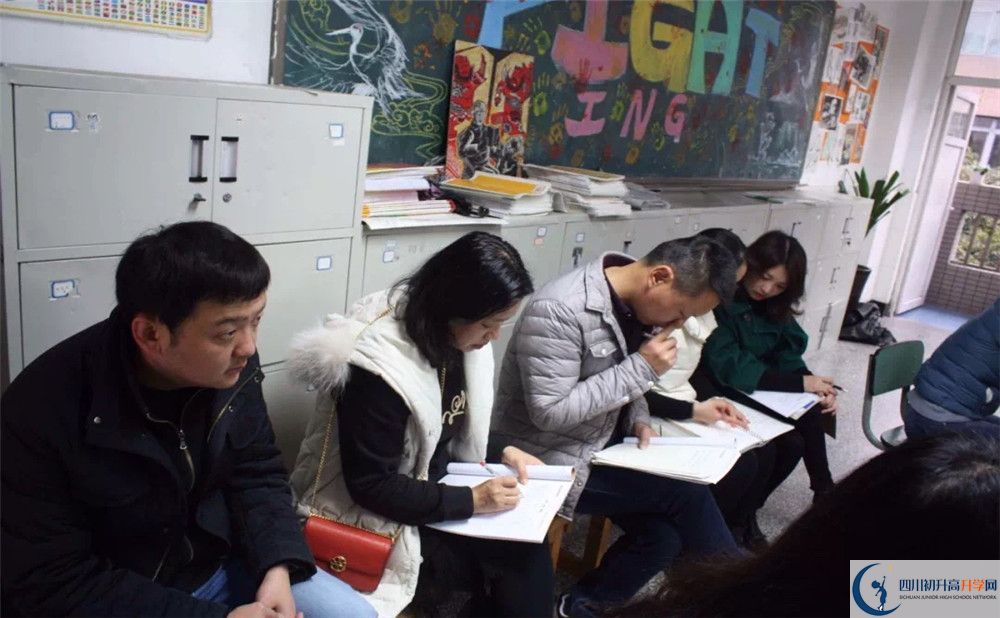 成都市鹽道街中學(xué)的學(xué)費(fèi)收費(fèi)標(biāo)準(zhǔn)是多少？