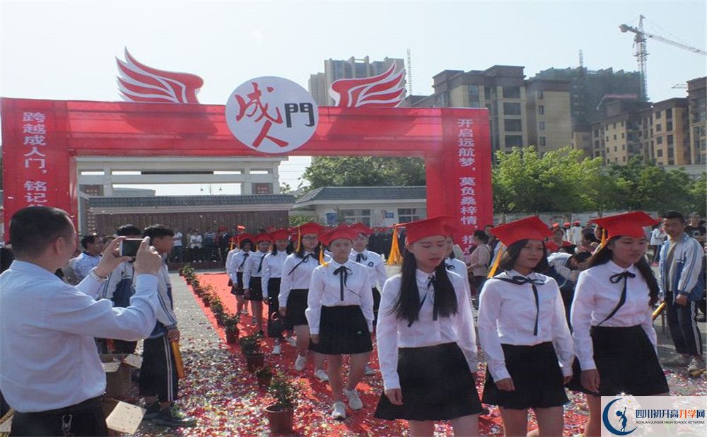 淮口中學(xué)的學(xué)費(fèi)大概是多少？