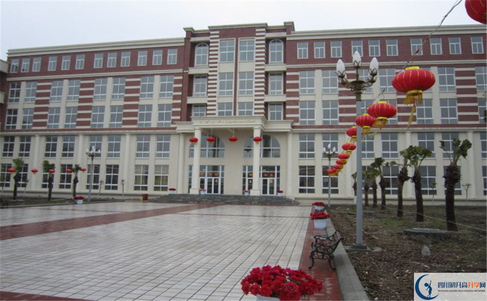 四川師范大學(xué)附屬第三實(shí)驗(yàn)中學(xué)的學(xué)費(fèi)大概是多少？