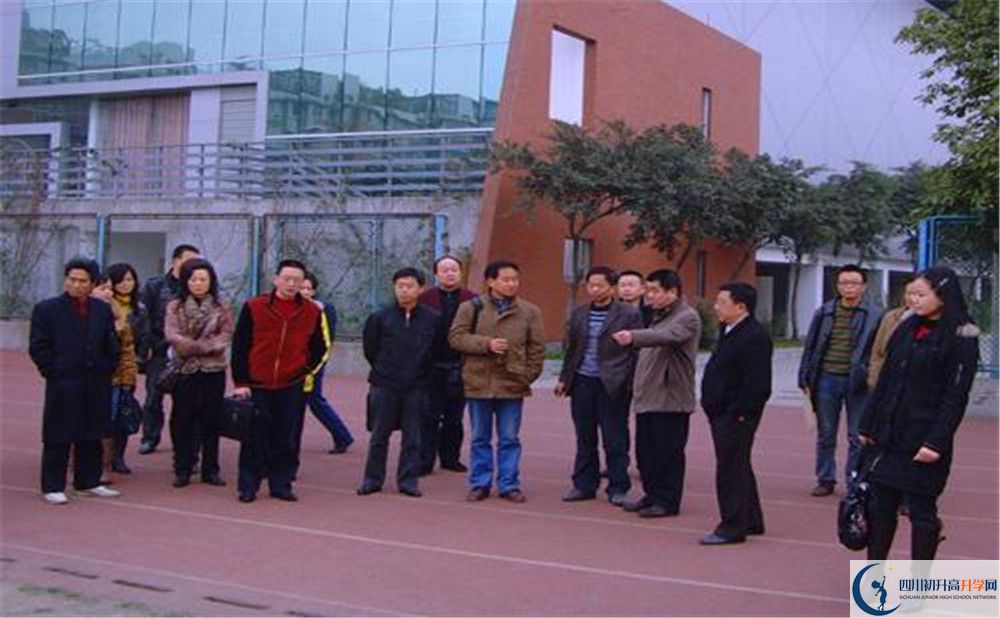 成都華西中學的招生分數(shù)線是多少？
