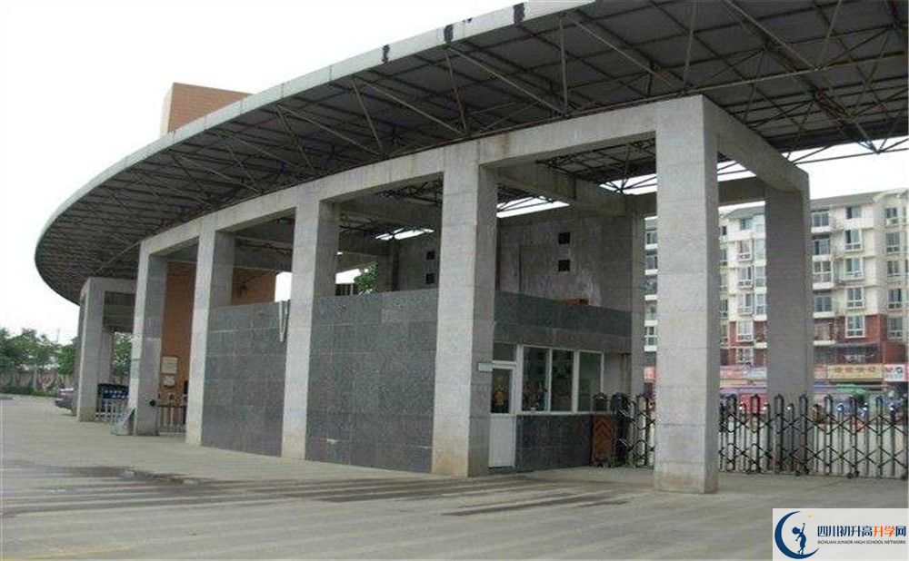 成都市龍泉中學的老師好不好？
