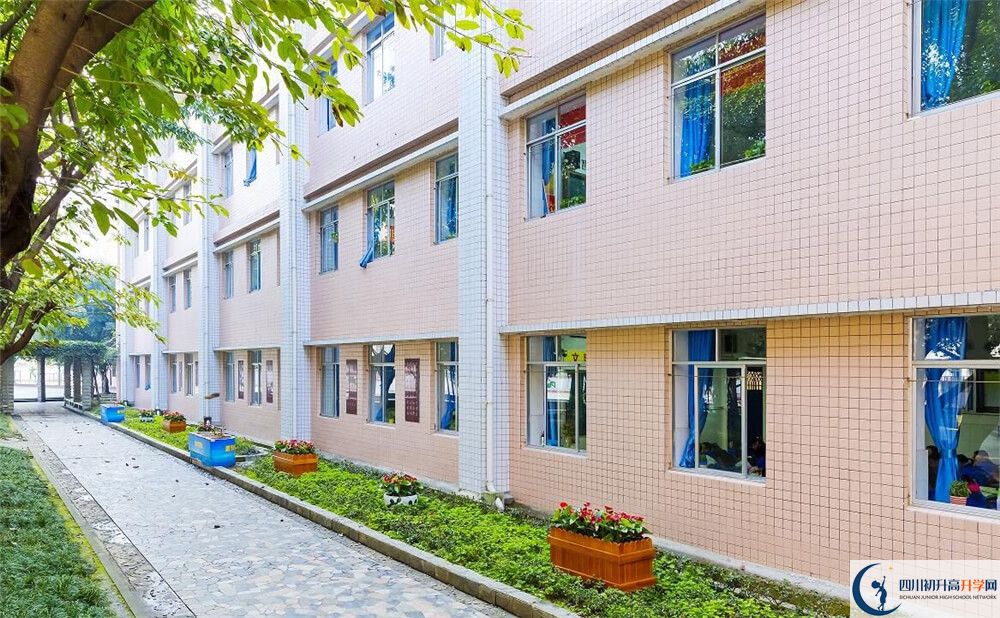 成都市第四十九中學(xué)的高中住宿好不好？