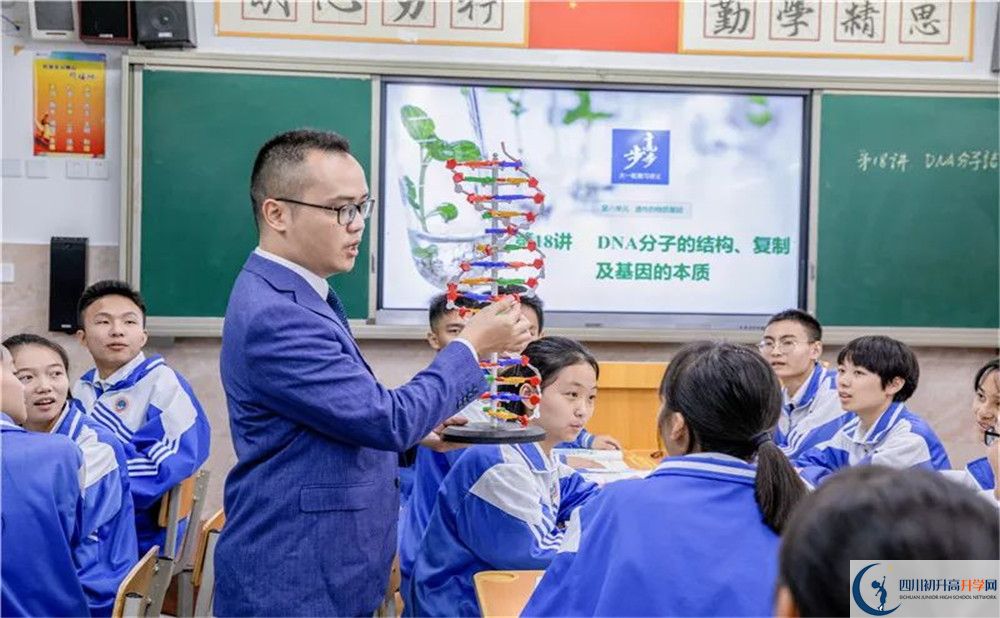 蒲江中學(xué)一年的學(xué)費(fèi)是多少？