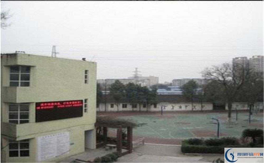 成都市第三十三中學(xué)一學(xué)期的學(xué)費(fèi)是多少？