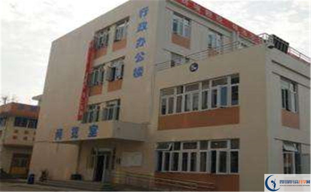 蜀城中學(xué)一學(xué)期的學(xué)費(fèi)是多少？