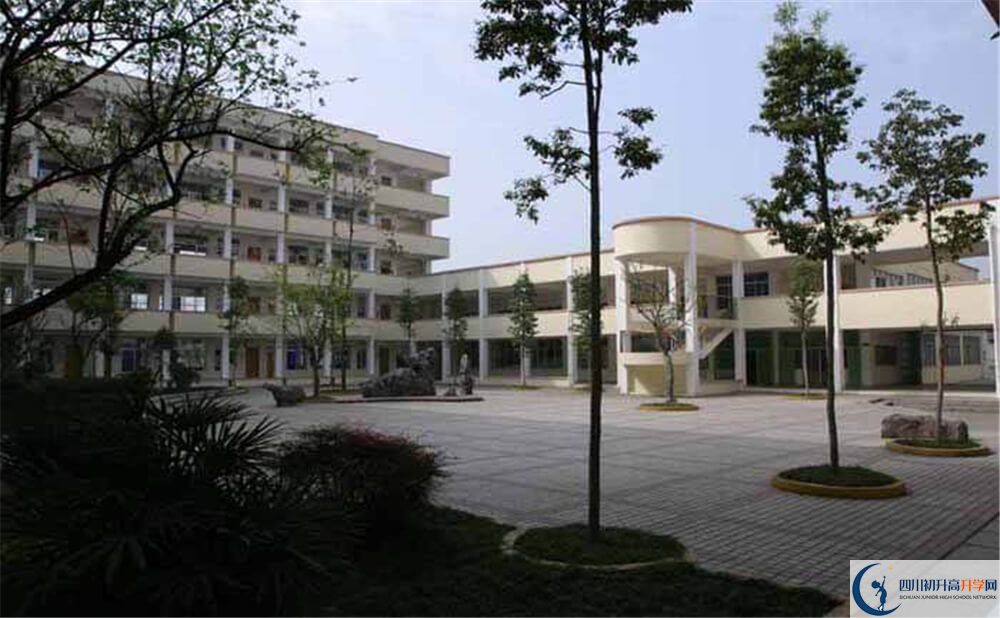 上都江堰外國(guó)語(yǔ)實(shí)驗(yàn)學(xué)校的分?jǐn)?shù)線是多少分？