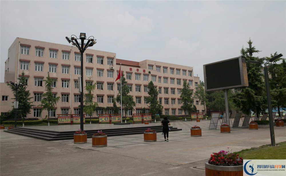 考成都西藏中學(xué)的分?jǐn)?shù)線是多少？
