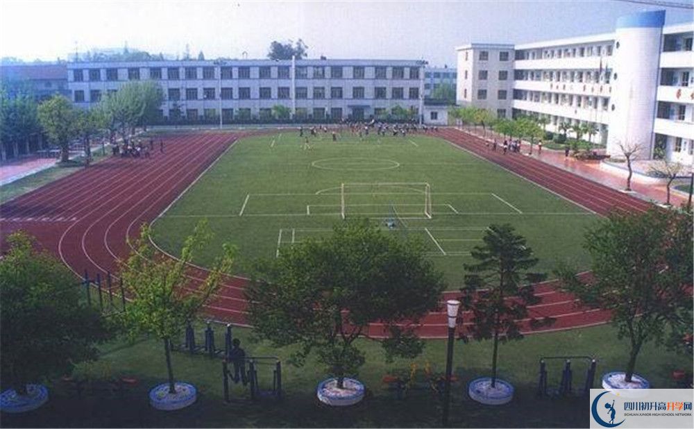 成都成飛中學(xué)住宿費用是多少錢？