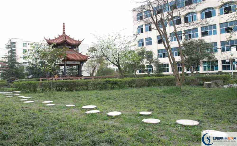 都江堰外國語實驗學校高一多久放一次假呢？