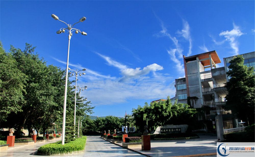 成都市龍泉中學(xué)的地址怎么走？
