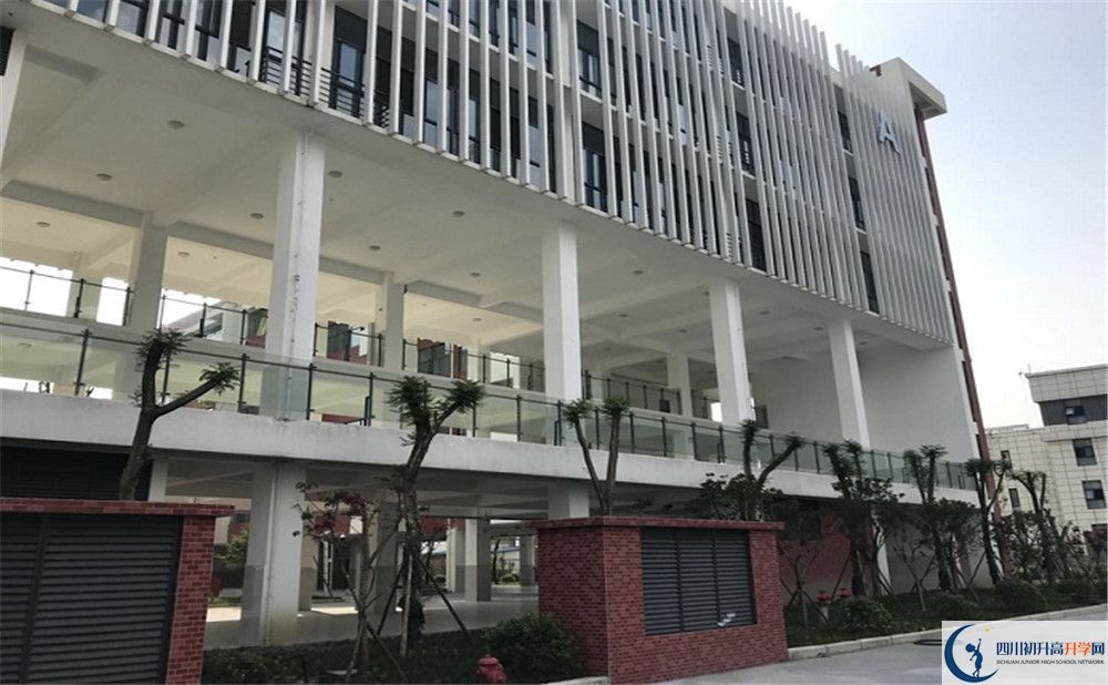 北京第二外國語學院成都附屬中學高中部的地址在哪里？