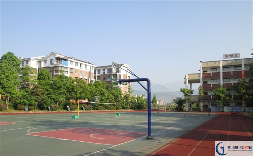 都江堰育才學(xué)校的高中住宿怎么樣？
