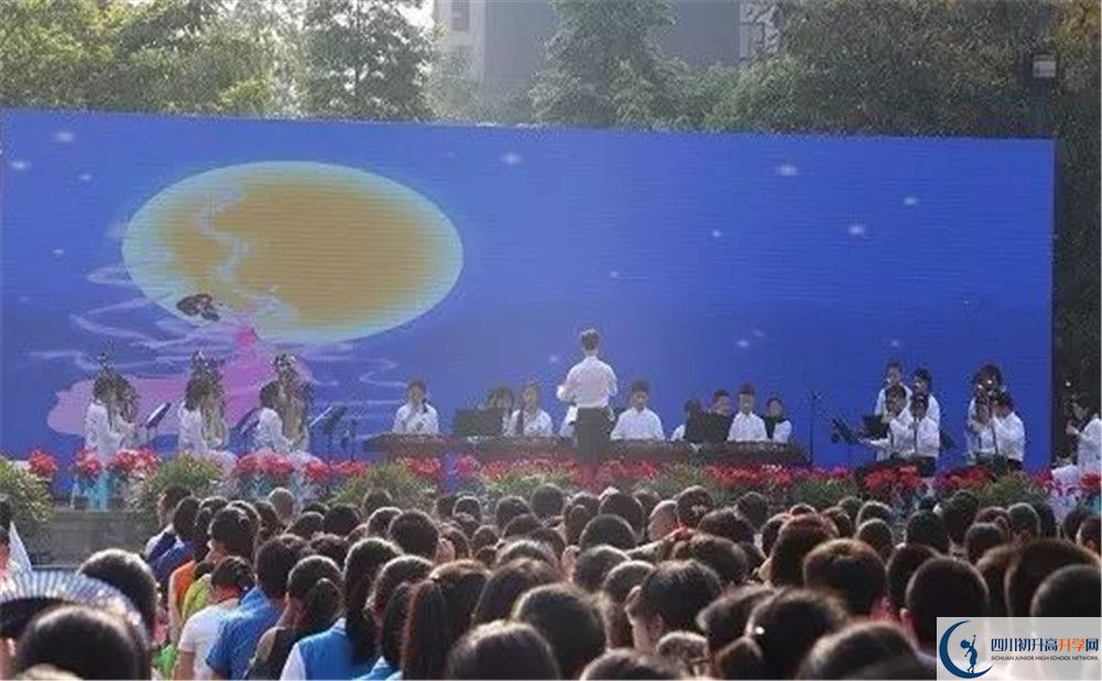 成都三十七中是私立還是公立學校？