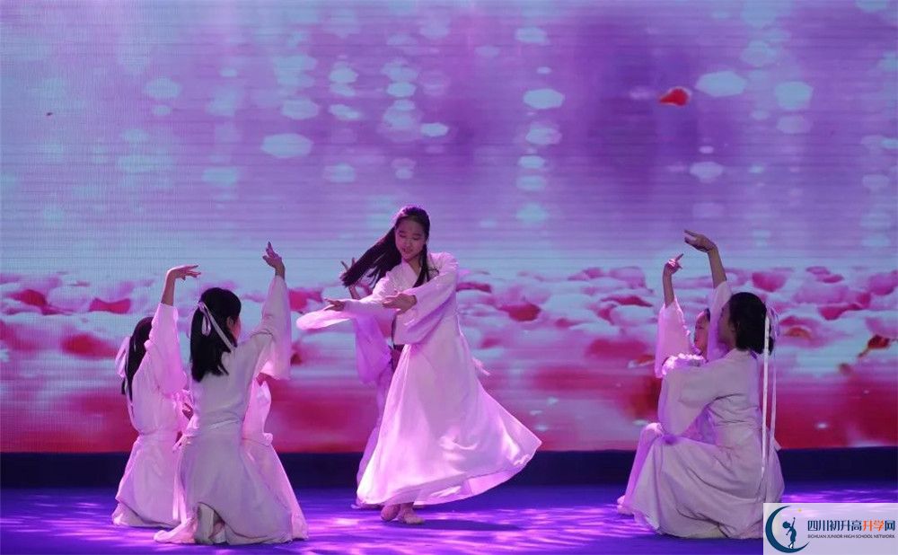 北京第二外國(guó)語(yǔ)學(xué)院成都附屬中學(xué)是私立收費(fèi)嗎？