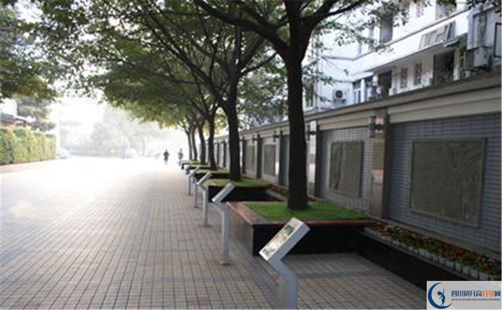 成都市田家炳中學(xué)實驗班人數(shù)是多少？