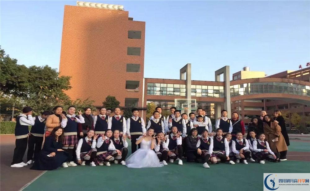成都十二中（四川大學(xué)附屬中學(xué)）是私立收費(fèi)嗎？