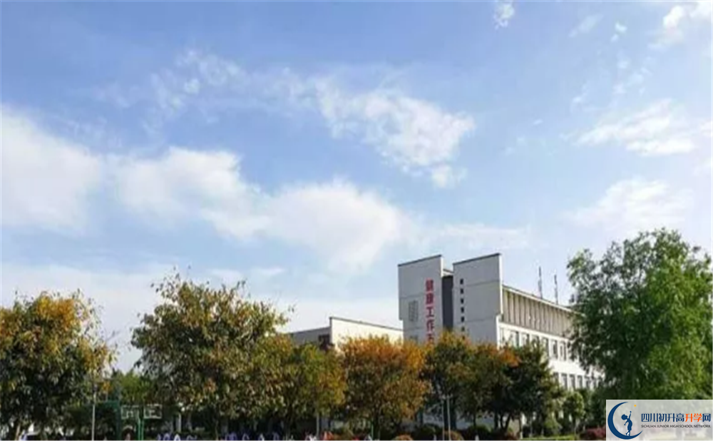 石室白馬中學(xué)實(shí)驗(yàn)班學(xué)費(fèi)貴嗎？