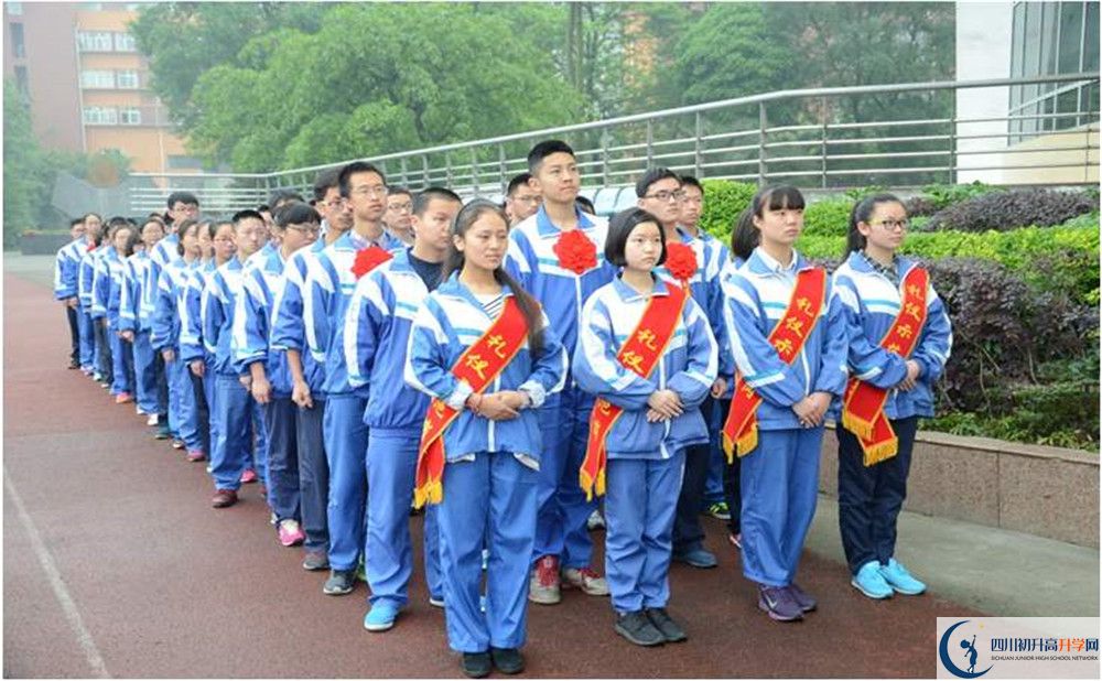 溫江中學(xué)在校學(xué)生總?cè)藬?shù)是多少？