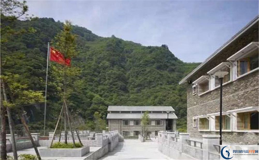 臥龍?zhí)貐^(qū)中學(xué)今年的錄取條件是否有變化？